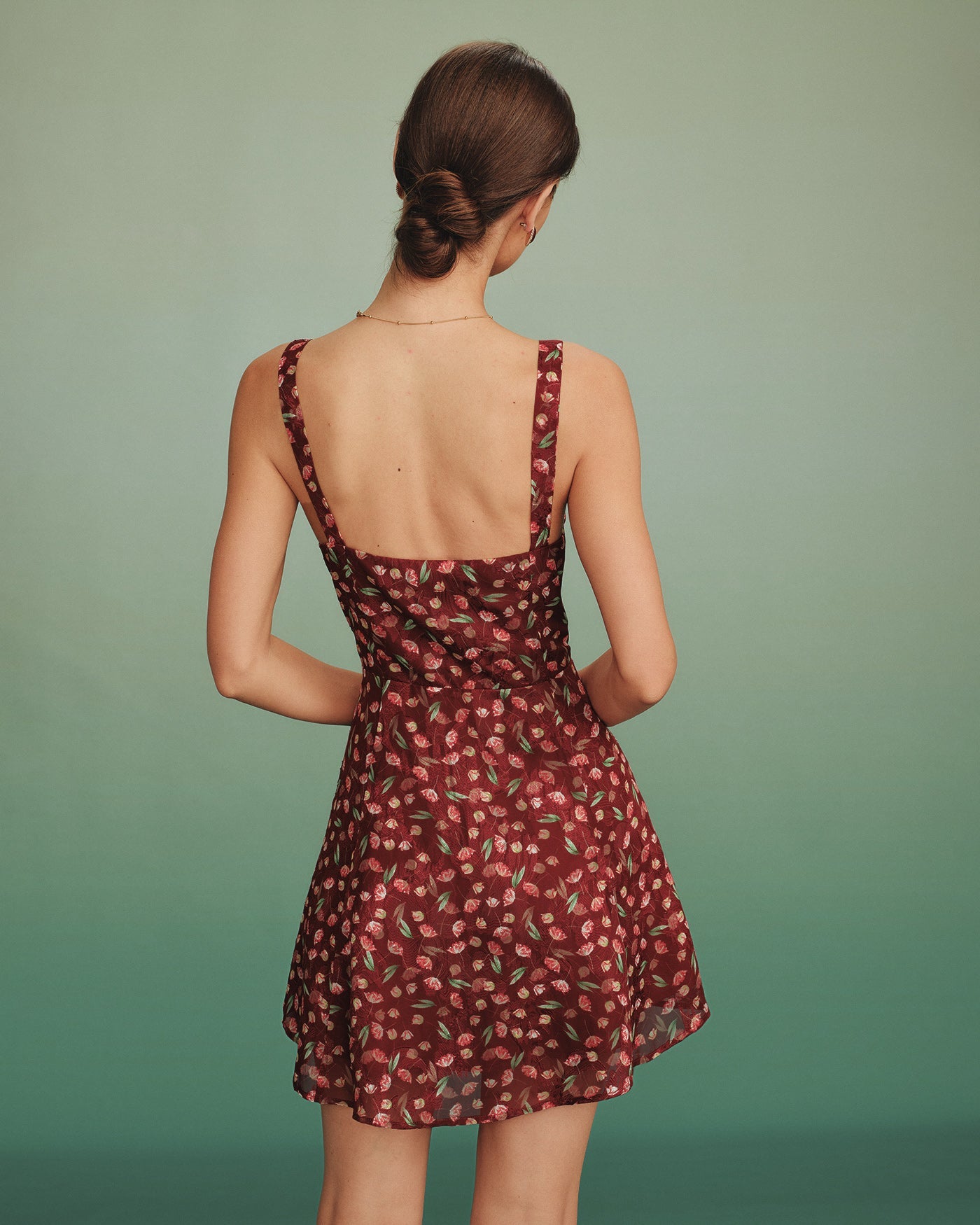 Rotes Blumen-Slip-Minikleid mit Bindegürtel