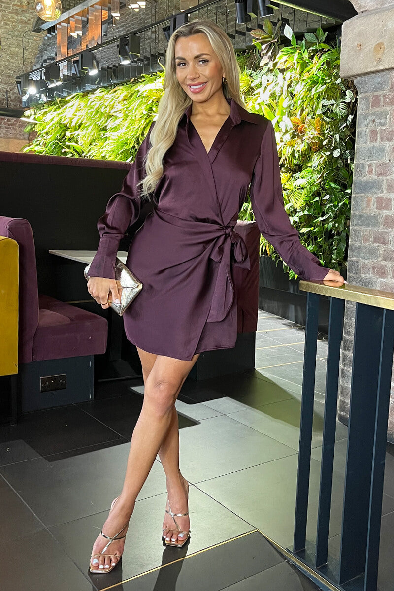 Pflaume Satin Wickel-Hemdkleid mit Bindegürtel – Mini