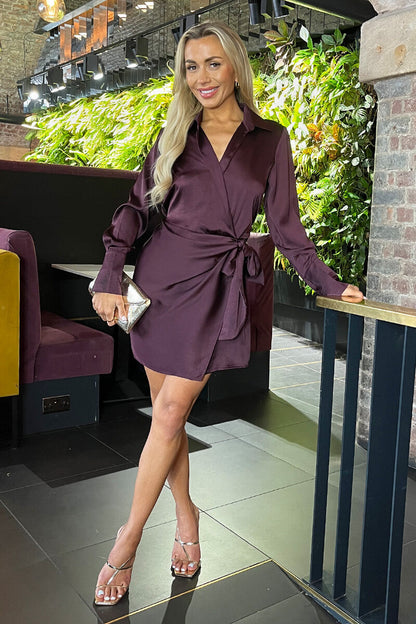 Pflaume Satin Wickel-Hemdkleid mit Bindegürtel – Mini