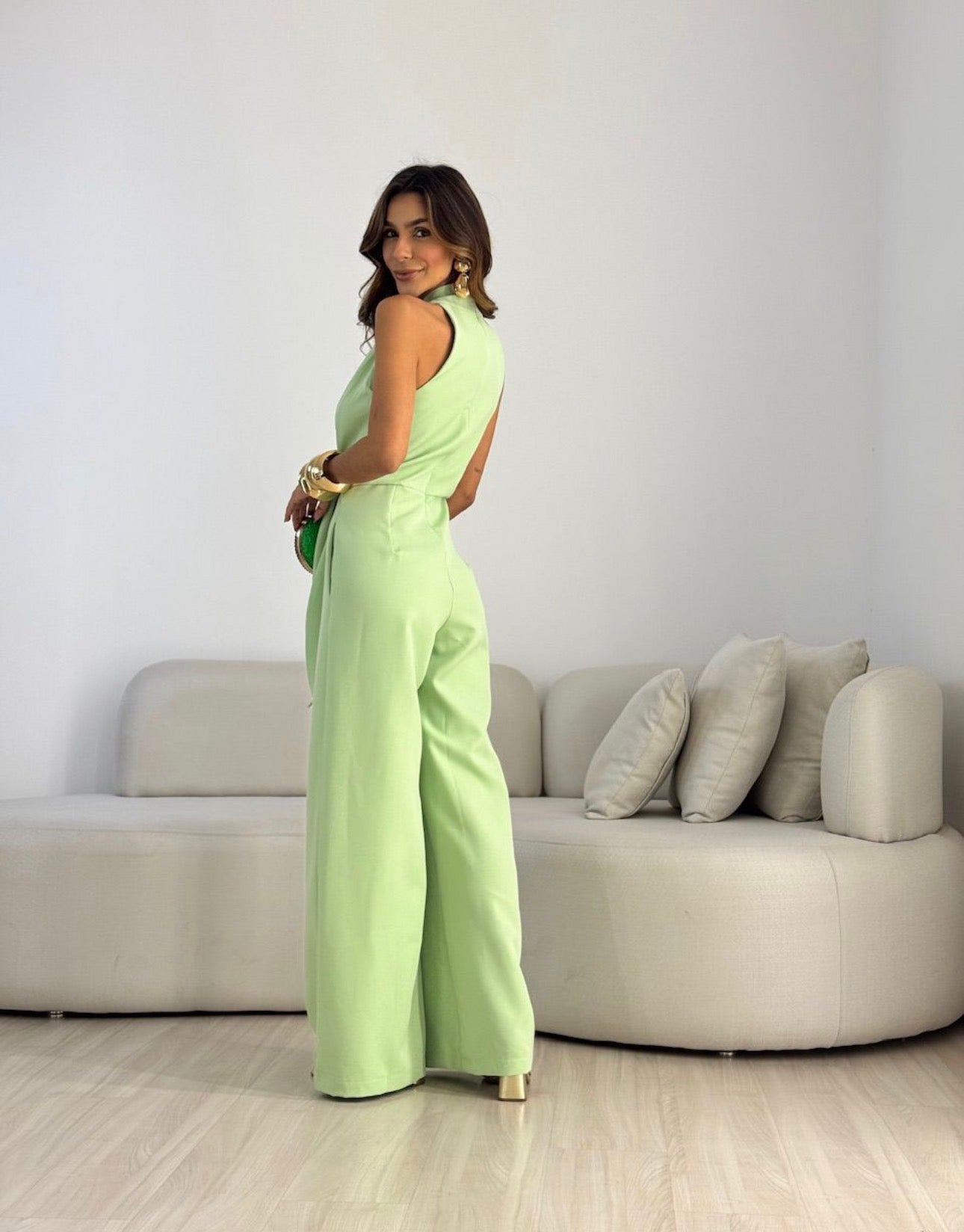 Aevoriska | Eleganter Jumpsuit mit V-Ausschnitt, Knotendetail & Weithose