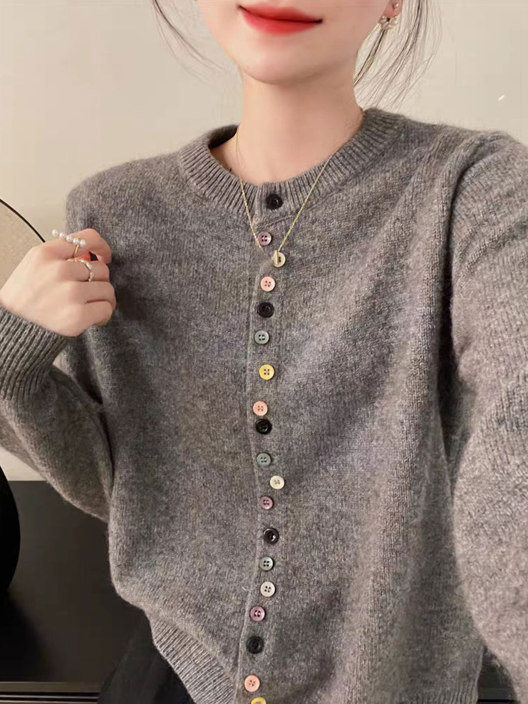 Beatrice - Klassische Strickjacke mit Rundhalsausschnitt