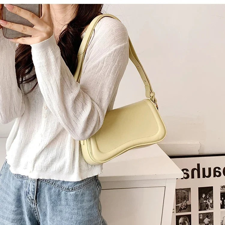 Cadence Handtasche aus veganem Leder mit gewellter Klappe