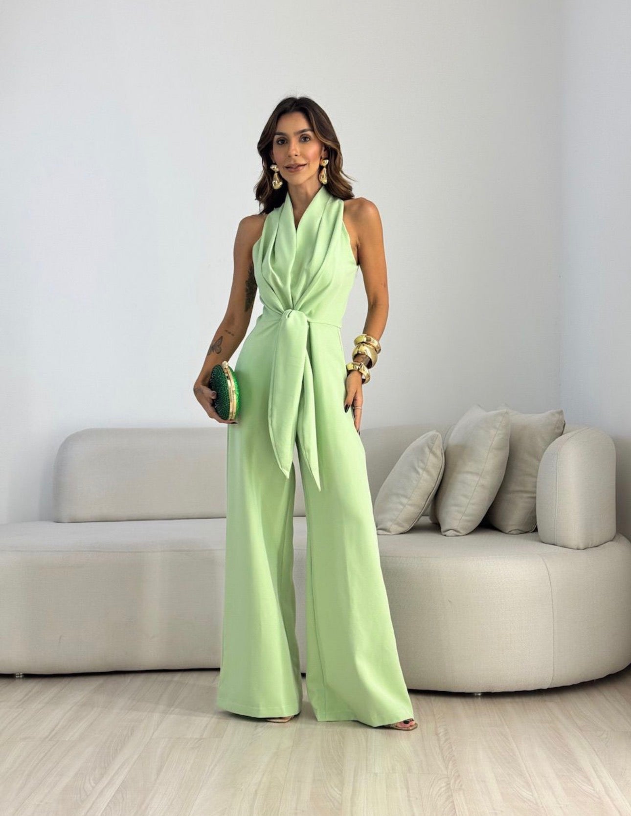 Aevoriska | Eleganter Jumpsuit mit V-Ausschnitt, Knotendetail & Weithose