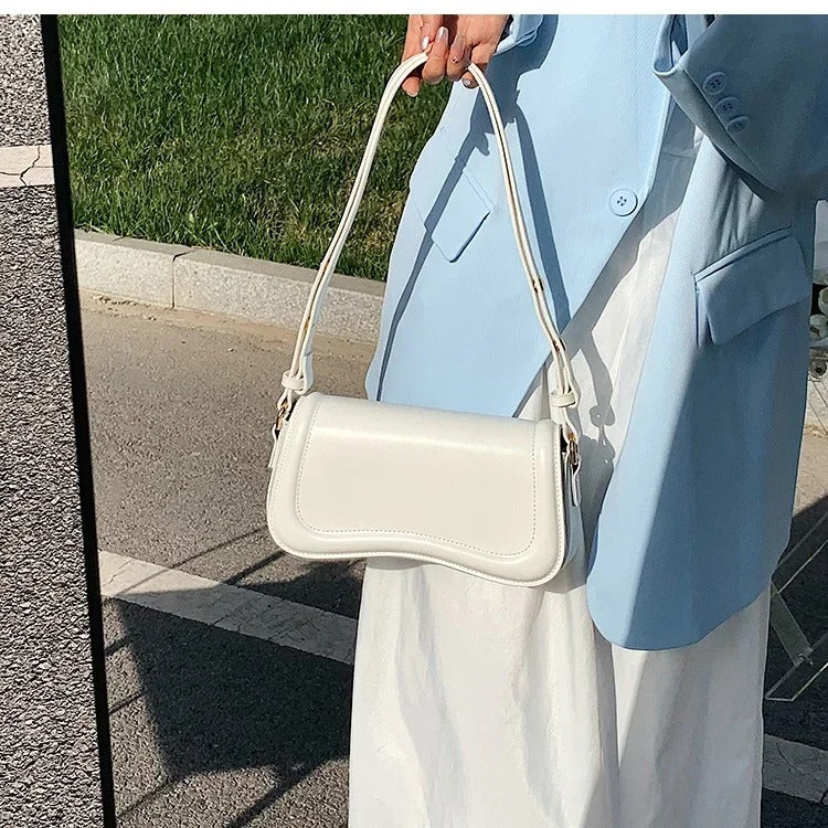 Cadence Handtasche aus veganem Leder mit gewellter Klappe