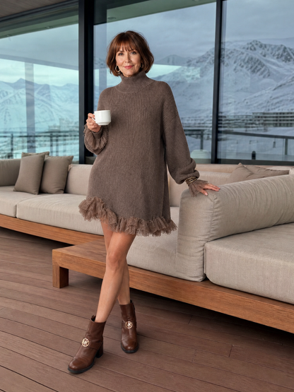 Eirwenna | Mini-Kleid mit Rollkragen, langen Ärmeln & Fransen an Saum und Manschetten