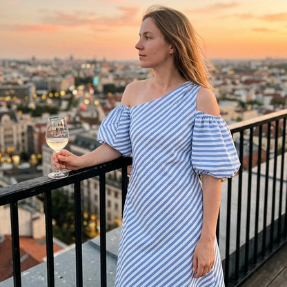 Gestreiftes Off-Shoulder-Kleid in Fließendem Schnitt