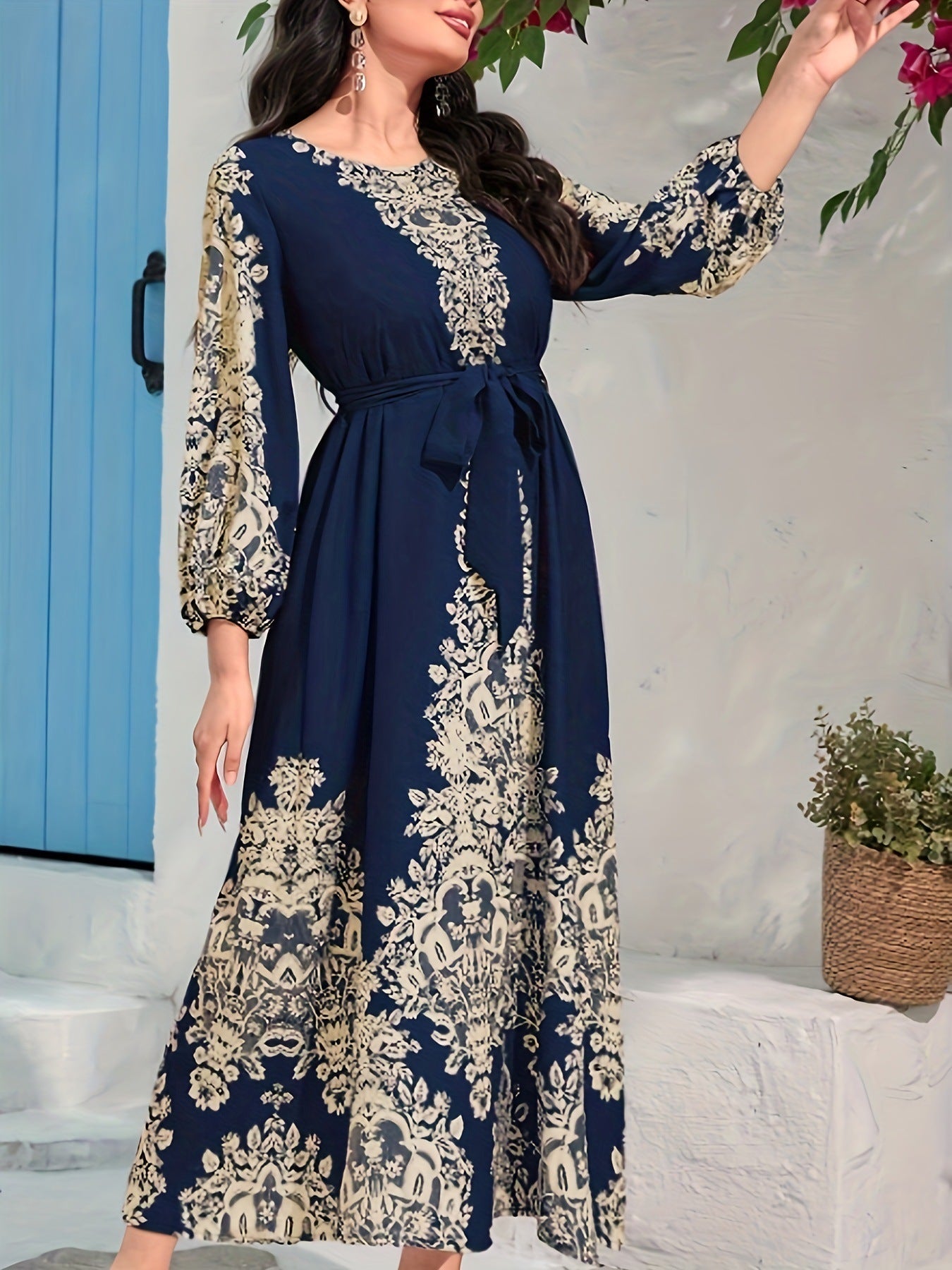 Langes Swing-Kleid mit V-Ausschnitt und Print