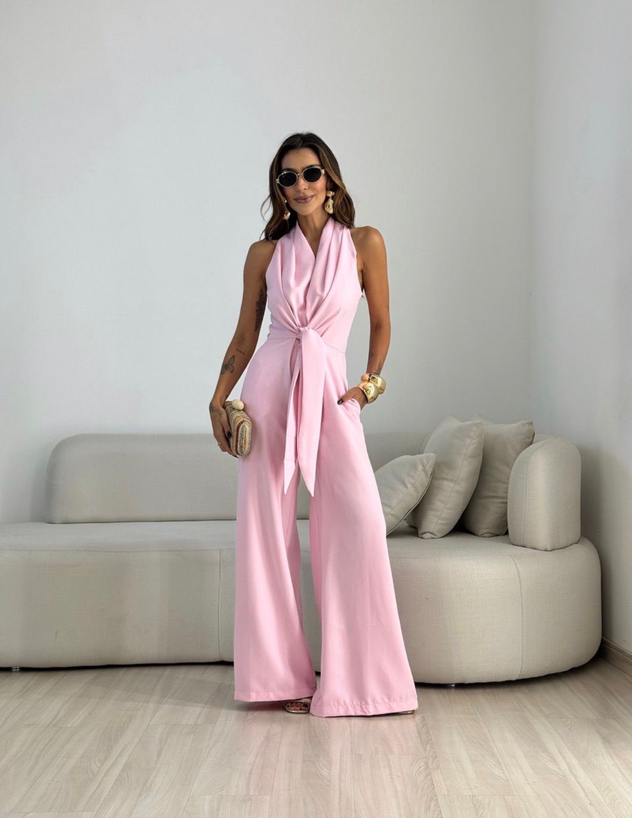 Aevoriska | Eleganter Jumpsuit mit V-Ausschnitt, Knotendetail & Weithose