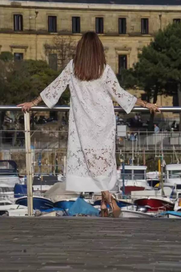 Spitzenkleid mit V-Ausschnitt – Lockeres Maxi-Kleid