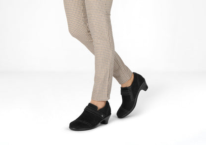 Eva – Samtweiche Eleganz in tiefem Schwarz