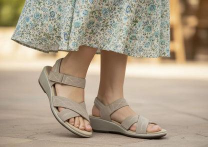 Holly – Warme Eleganz in sanftem Taupe
