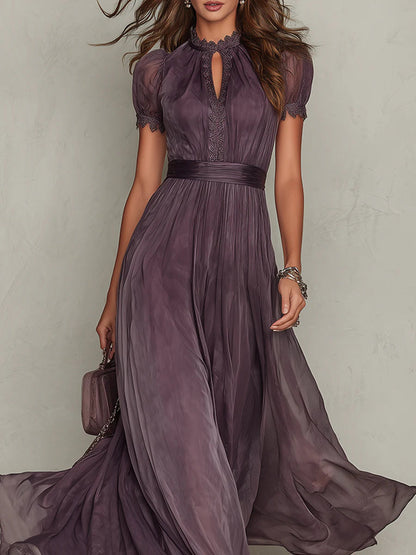 Alphina • Langes violettes Kleid mit einem Ausschnitt in Form eines Schlüssellochs und einer Spitzenborte aus Chiffon