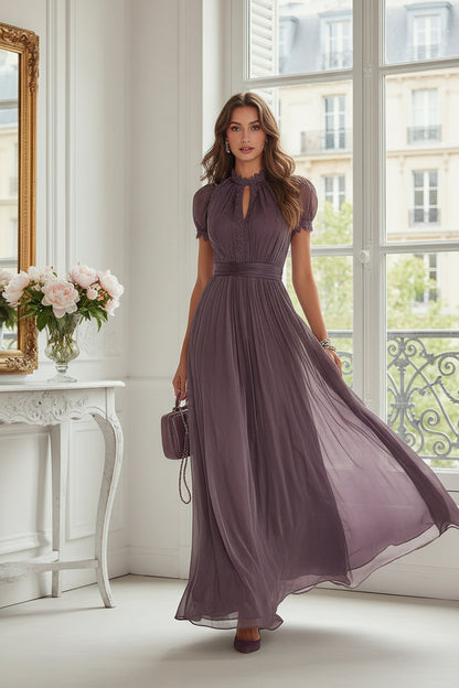 Alphina • Langes violettes Kleid mit einem Ausschnitt in Form eines Schlüssellochs und einer Spitzenborte aus Chiffon