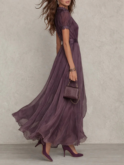 Alphina • Langes violettes Kleid mit einem Ausschnitt in Form eines Schlüssellochs und einer Spitzenborte aus Chiffon