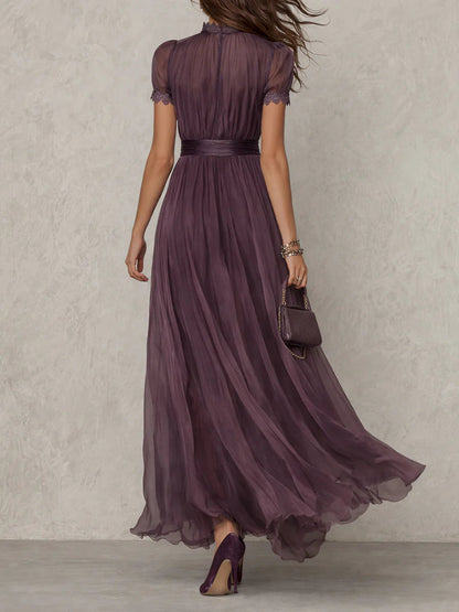 Alphina • Langes violettes Kleid mit einem Ausschnitt in Form eines Schlüssellochs und einer Spitzenborte aus Chiffon