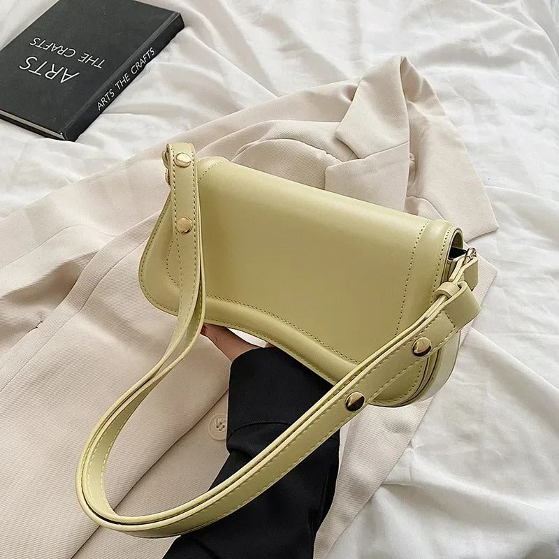 Cadence Handtasche aus veganem Leder mit gewellter Klappe