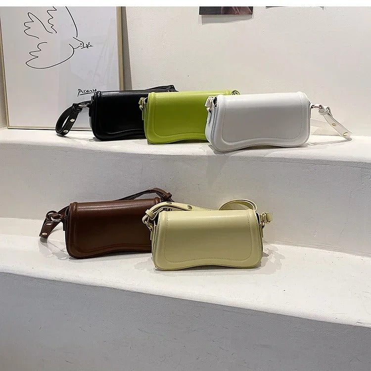 Cadence Handtasche aus veganem Leder mit gewellter Klappe