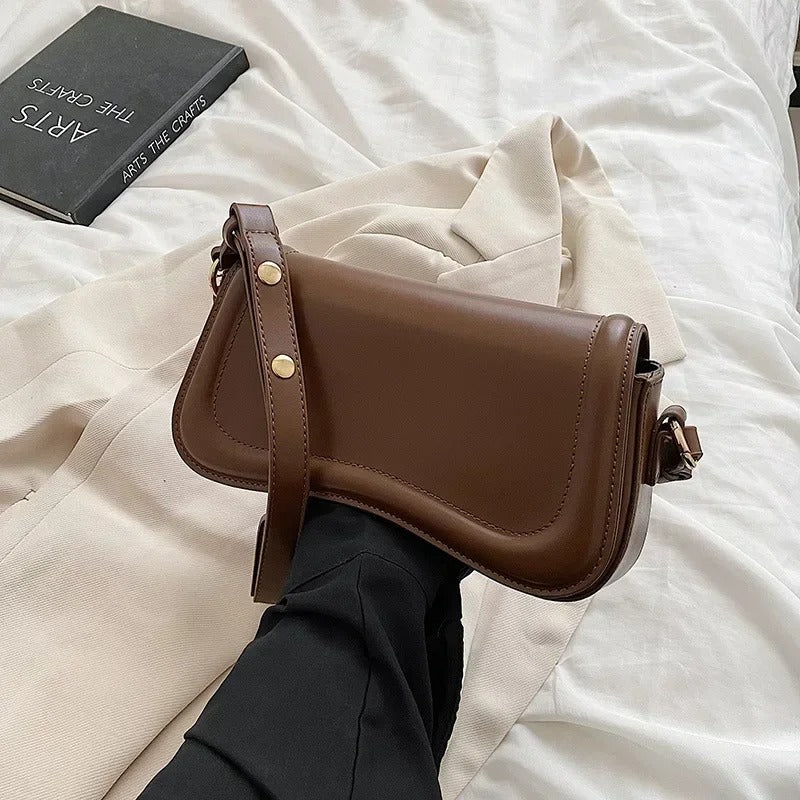 Cadence Handtasche aus veganem Leder mit gewellter Klappe