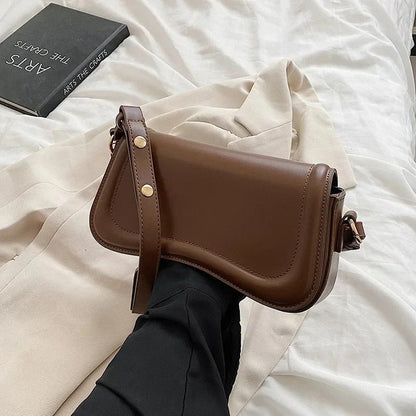 Cadence Handtasche aus veganem Leder mit gewellter Klappe