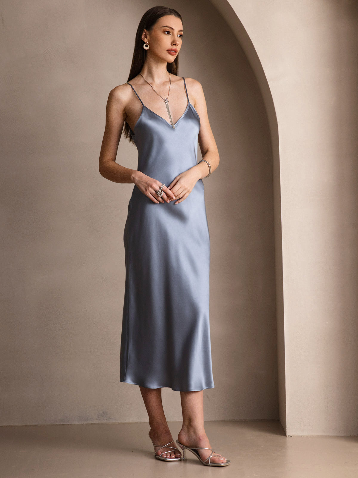 Elvaria – Das Seidenkleid für kühle Nächte & mühelose Eleganz