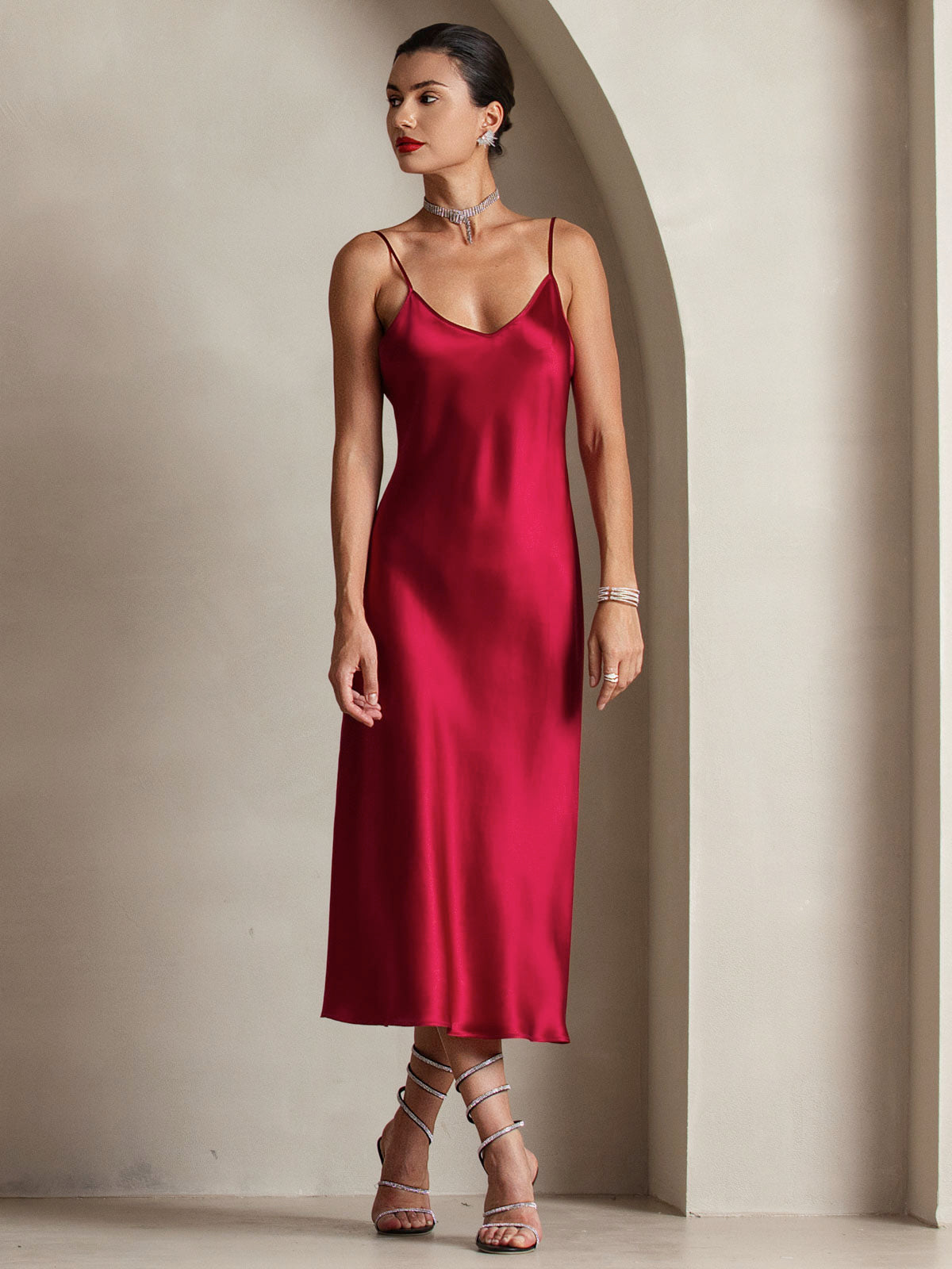 Elvaria – Das Seidenkleid für kühle Nächte & mühelose Eleganz