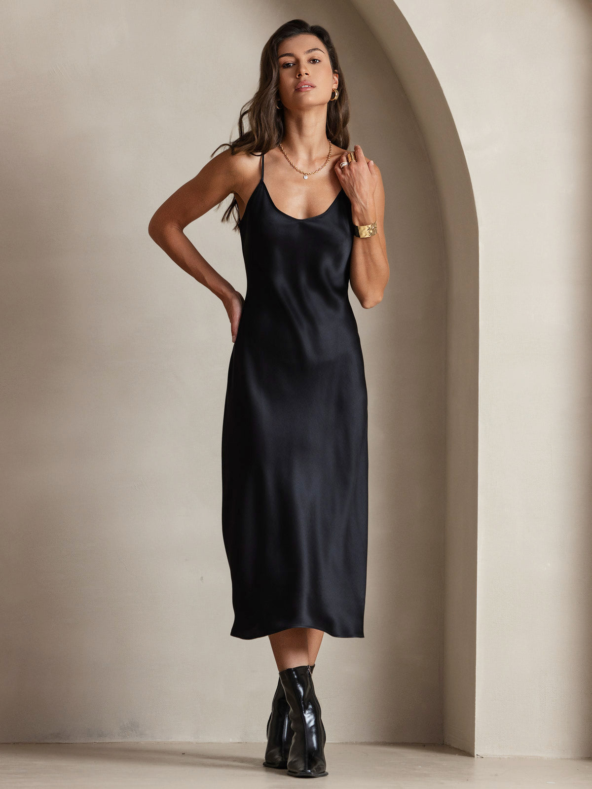 Elvaria – Das Seidenkleid für kühle Nächte & mühelose Eleganz