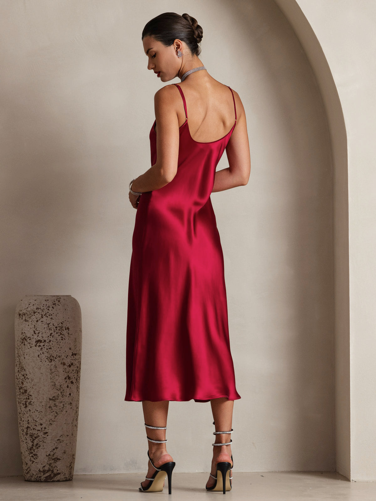 Elvaria – Das Seidenkleid für kühle Nächte & mühelose Eleganz