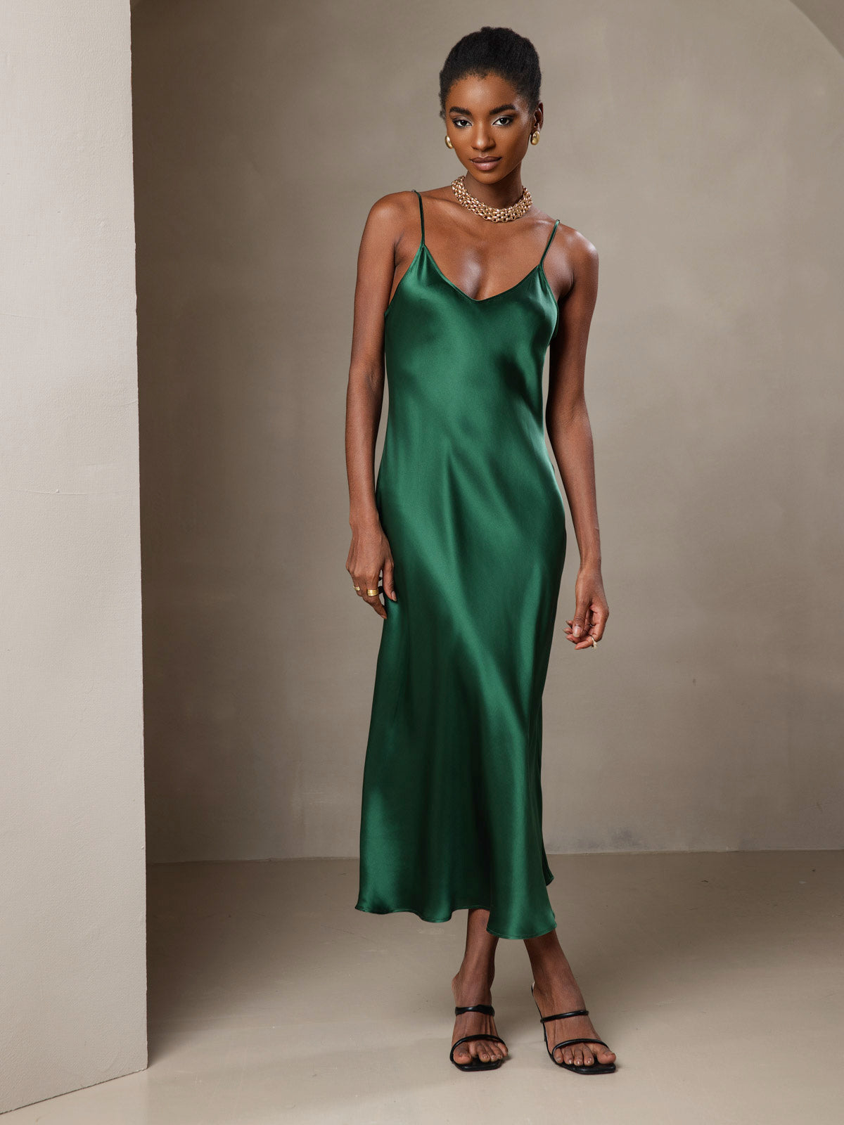 Elvaria – Das Seidenkleid für kühle Nächte & mühelose Eleganz