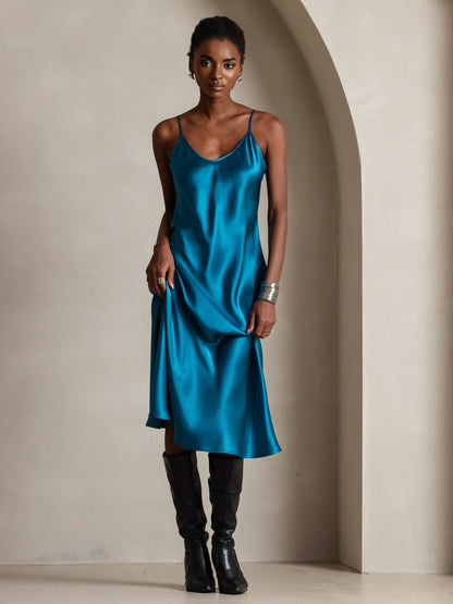 Elvaria – Das Seidenkleid für kühle Nächte & mühelose Eleganz