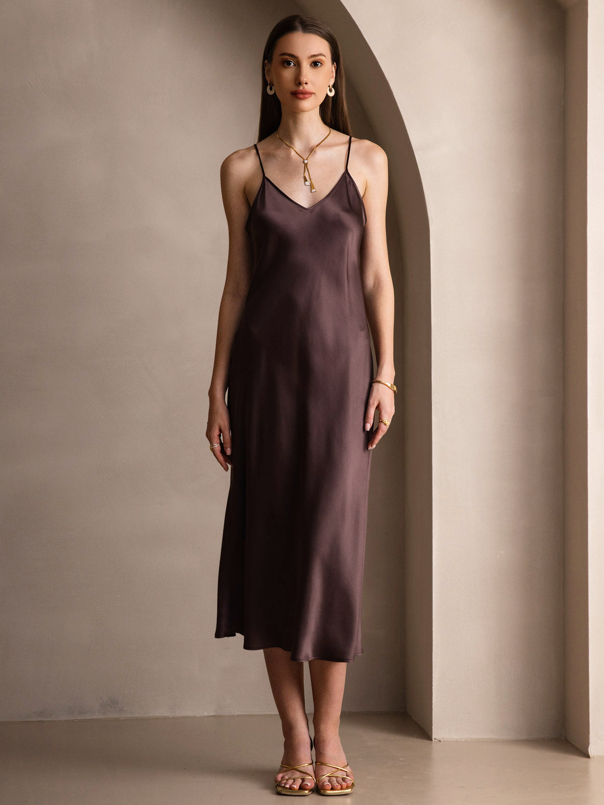 Elvaria – Das Seidenkleid für kühle Nächte & mühelose Eleganz