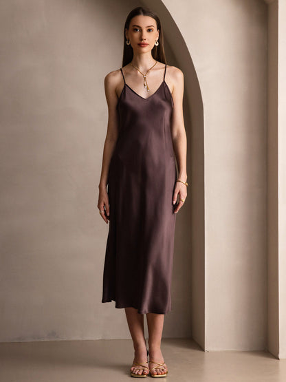 Elvaria – Das Seidenkleid für kühle Nächte & mühelose Eleganz