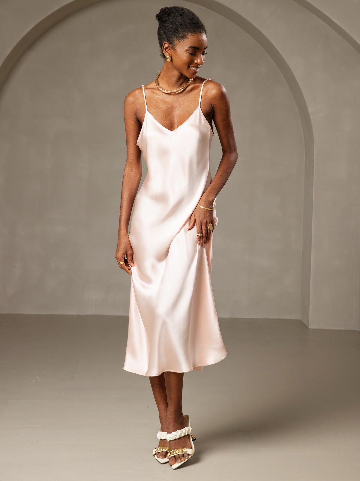 Elvaria – Das Seidenkleid für kühle Nächte & mühelose Eleganz