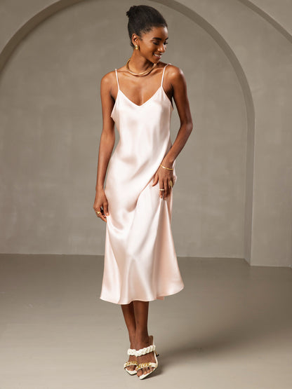 Elvaria – Das Seidenkleid für kühle Nächte & mühelose Eleganz