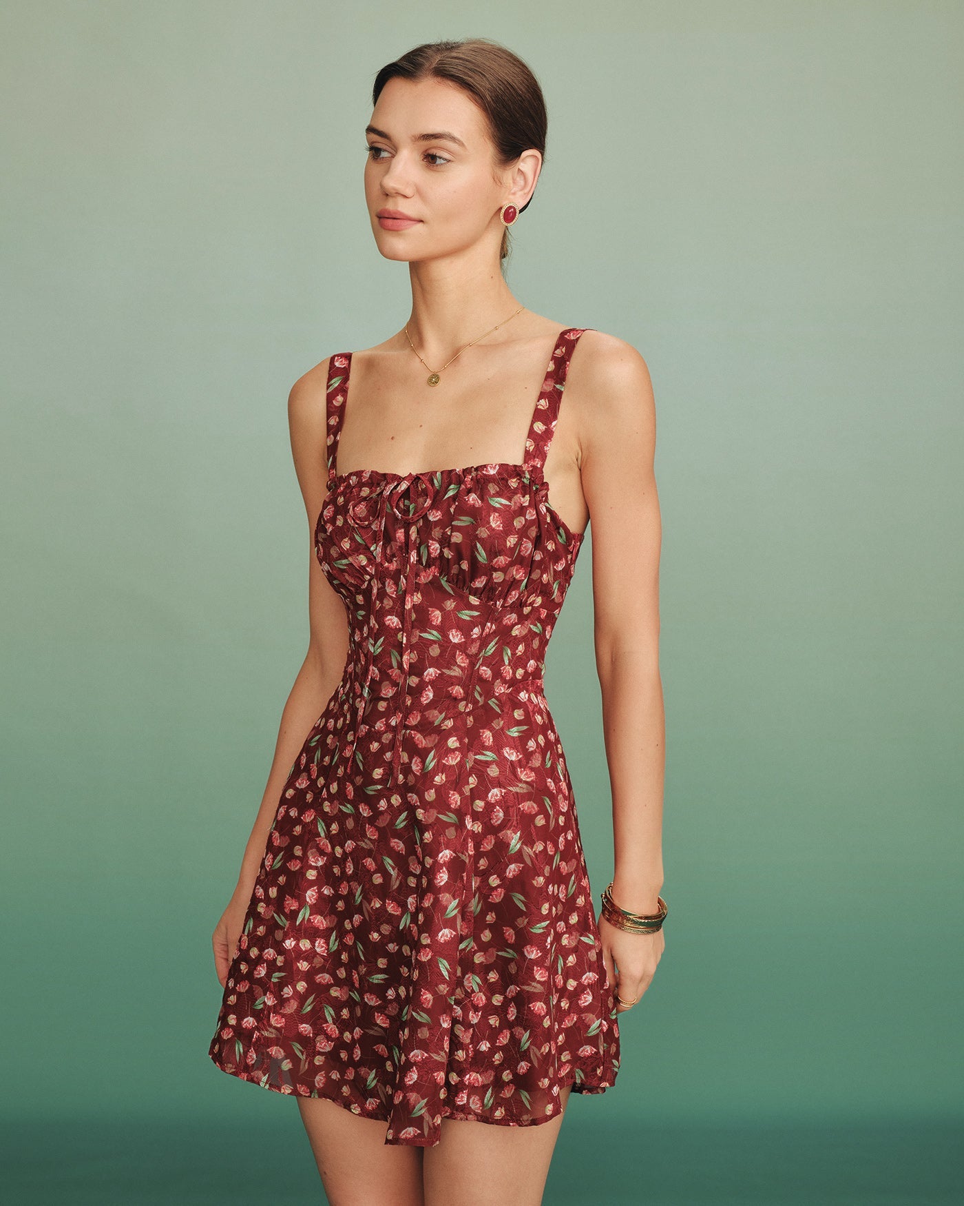Rotes Blumen-Slip-Minikleid mit Bindegürtel