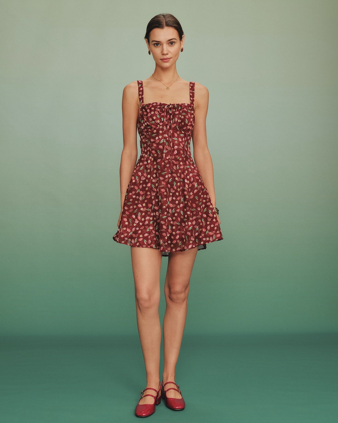 Rotes Blumen-Slip-Minikleid mit Bindegürtel